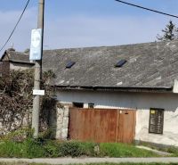 Starší rodinný dom s veľkým pozemkom, Devínska Nová Ves - Rodinný dom na ulici Námestie 6 apríla v Bratislave - Devínskej Novej Vsi.