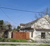 Starší rodinný dom s veľkým pozemkom, Devínska Nová Ves - Rodinný dom na Námestí 6 apríla v Bratislave - Devínska Nová Ves, s bránou a stromom.