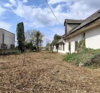 Starší rodinný dom s veľkým pozemkom, Devínska Nová Ves - Rodinný dom na Námestí 6 apríla v Devínskej Novej Vsi s veľkým oploteným pozemkom.