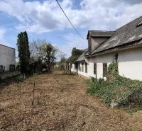 Starší rodinný dom s veľkým pozemkom, Devínska Nová Ves - Rodinný dom s vidieckym šarmom na Námestí 6 apríla, Bratislava - Devínska Nová Ves.
