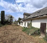 Starší rodinný dom s veľkým pozemkom, Devínska Nová Ves - Rodinný dom na Námestí 6 apríla v Devínskej Novej Vsi so záhradou a staršou strechou.