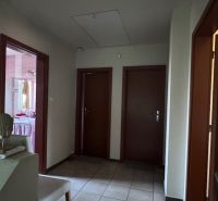 6-izb. rodinný dom, lokalita Nové Košariská, Dunajská Lužná - Chodba v rodinnom dome s keramickou dlažbou a dreveným dekorom na rámoch dverí.