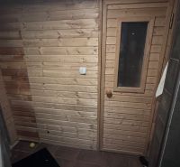 6-izb. rodinný dom, lokalita Nové Košariská, Dunajská Lužná - Drevené obloženie so saunovými dverami v rodinnom dome.