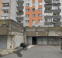 Garáž, Dudvažská ul., Podunajské Biskupice - Garáže na Dudvážskej ulici v Bratislave - Podunajské Biskupice, pred bytovým domom.