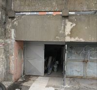 Garáž, Dudvažská ul., Podunajské Biskupice - Garáže na Dudvážskej ulici v Bratislave - Podunajských Biskupiciach, pred bytovým domom.