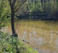 Záhradná chata so záhradou, Devínska cesta, Devín - Rieka obklopená zeleňou a stromami v oblasti Bratislava - Devín.