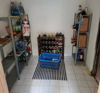 Záhradná chata so záhradou, Devínska cesta, Devín - Špajza v chate s regálmi na potraviny a stojanom na víno.