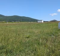 Stavebný pozemok 681 m2 v Štitároch  - Pozemky - bývanie na ulici Zamoyského v Štitároch, s výhľadom na zeleň a hory.