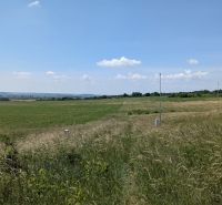 Stavebný pozemok 681 m2 v Štitároch  - Krajina s rozľahlými poľami a osvetľovacími stĺpmi na Zamoyského ulici v Štitároch, pozemky - bývanie.