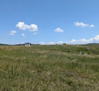 Stavebný pozemok 681 m2 v Štitároch  - Zelené pozemky na Zamoyského ulici v Štitároch, vhodné pre bývanie, s horským pozadím.
