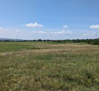 Stavebný pozemok 681 m2 v Štitároch  - Krajina pozemkov na bývanie v Štitároch na Zamoyského s výhľadom na kopce.