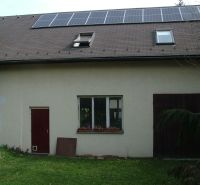 Rodinný dom s administratívnou budovou, dvojgarážou a veľkým pozemkom - Rodinný dom na ulici Na vrátkach v Bratislave - Dúbravke s fotovoltaickými panelmi na streche.
