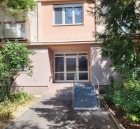 2-izb. byt, Exnárova ul., Ružinov, 6.p./7 - Vstup do bytového domu na Exnárovej ulici v Bratislave - Ružinov, obklopený zeleňou.