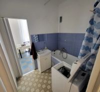 2-izb. byt, Exnárova ul., Ružinov, 6.p./7 - Kúpeľňa s modrými obkladmi a práčkou v 2-izbovom byte.