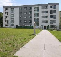 1,5 izb. byt s predzáhradkou, Podunajské Biskupice, projekt Oppidum - Bytový dom v Bratislave, Podunajských Biskupiciach, s chodníkom vedúcim cez trávnik.