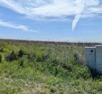 Stavebný pozemok v Štitároch 764 m2 s výhľadom na Nitru - Trávnatý pozemok v Štitároch vhodný na bývanie, s elektrickou rozvodnou skriňou.