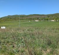 Stavebný pozemok v Štitároch 764 m2 s výhľadom na Nitru - Rozľahlá zelená lúka s pohľadom na kopce v Štitároch, ideálna pre Pozemky - bývanie.