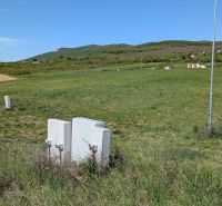 Stavebný pozemok v Štitároch 764 m2 s výhľadom na Nitru - Pozemky na bývanie v Štitároch s malebným kopcovitým pozadím a infraštruktúrou.