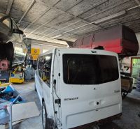 Priemyselný areál (tri haly, recepcia, kancelária, garáže, logistika) - Autoservis v sklade s halami, demontáž áut značky Renault, náradie a súčiastky okolo.