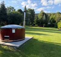 Na predaj chalupa, pozemok 1891 m2, obec Šumiac, okr. Brezno - Relaxačná drevená kaďa na záhrade rodinného domu na ulici Jána Švermu v Šumiaci.