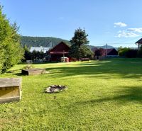Na predaj chalupa, pozemok 1891 m2, obec Šumiac, okr. Brezno - Záhrada pri rodinnom dome na ulici Jána Švermu v Šumiaci s trávnikom a ohniskom.