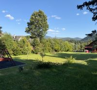 Na predaj chalupa, pozemok 1891 m2, obec Šumiac, okr. Brezno - Rodinný dom v Šumiaci na ulici Jána Švermu, trávnatá záhrada s ihriskom obklopená prírodou.