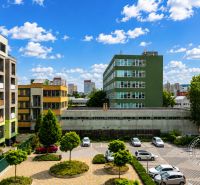 Pekný 2i byt, LODŽIA, GARÁŽ, PIVNICA, Dúbravka, Nejedlého - Výhľad na parkovisko a okolité budovy v Bratislave na Nejedlého ulici.