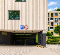 Pekný 2i byt, LODŽIA, GARÁŽ, PIVNICA, Dúbravka, Nejedlého - Vstup do garáže v Bratislave - Dúbravke na Nejedlého ulici pri 2-izbovom byte.