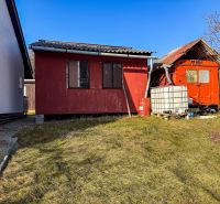 Krásna vinica pri Nitre - 895 m2  - Červené budovy pri viniciach na Ambrovej ulici v Nitre s plastovou nádržou na vodu.