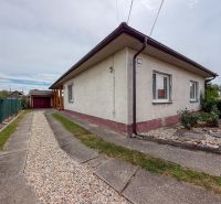 Priestranný 4 izbový rodinný dom po rekonštrukcii - Branč  - Rodinný dom vo Veľkovesej ulici v Branči so štrkovým chodníkom a záhradou.