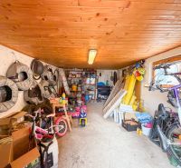 Priestranný 4 izbový rodinný dom po rekonštrukcii - Branč  - Garáž v rodinnom dome plná bicyklov, pneumatík a náradia.