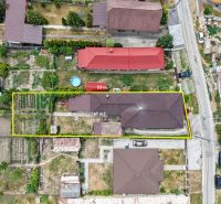 Priestranný 4 izbový rodinný dom po rekonštrukcii - Branč  - Letecký pohľad na rodinný dom na Veľkoveskej ulici v Branči s pozemkom 740 m².