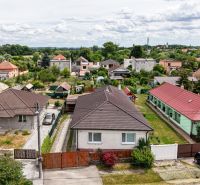 Priestranný 4 izbový rodinný dom po rekonštrukcii - Branč  - Pohľad na rodinné domy na Veľkoveskej ulici v obci Branč.