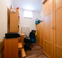 Priestranný 4 izbový rodinný dom po rekonštrukcii - Branč  - Rodinný dom so šatníkom, skriňou, stolom a podlahou s dreveným dekorom.
