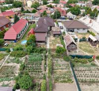 Priestranný 4 izbový rodinný dom po rekonštrukcii - Branč  - Záhrada rodinného domu na Veľkoveskej ulici v Branči s úžitkovou a okrasnou časťou.