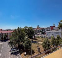 Výnimočné bývanie - Mezonet v úplnom centre Nitry  - Pohľad na park a historické budovy z Kúpeľnej ulice v Nitre pri 5 a viac izbovom byte.