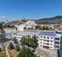Výnimočné bývanie - Mezonet v úplnom centre Nitry  - Budova s 5 a viac izbovým bytom na Kúpeľnej ulici v Nitre, v popredí námestie.