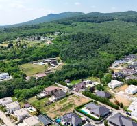 Pozemok pri lese so stavebným povolením - 805 m2 - Štitáre  - Letecký pohľad na pozemky na bývanie medzi ulicami a zeleňou v Štitároch na Pod Agátmi.