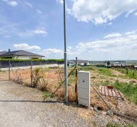 Pozemok pri lese so stavebným povolením - 805 m2 - Štitáre  - Pozemky - bývanie na ulici Pod Agátmi v Štitároch s výhľadom na okolitú krajinu.