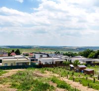 Pozemok pri lese so stavebným povolením - 805 m2 - Štitáre  - Výhľad na okolitú krajinu z pozemkov na bývanie v Štitároch na ulici Pod Agátmi.