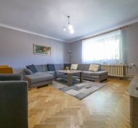 Rodinný dom s krásnym 18 á pozemkom ( stavebným) - Nové Sady  - Obývačka v rodinnom dome s rohovou sedačkou, podlahou s dreveným dekorom a dekoráciami.