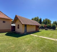 Rodinný dom s krásnym 18 á pozemkom ( stavebným) - Nové Sady  - Záhrada pri rodinnom dome v Nových Sadoch s trávnikom a malou stavbou.