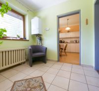 Rodinný dom s krásnym 18 á pozemkom ( stavebným) - Nové Sady  - Interiér rodinného domu s kachličkovou podlahou, pohľad do kuchyne, zelené steny.