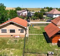 Rodinný dom s krásnym 18 á pozemkom ( stavebným) - Nové Sady  - Rodinný dom v Nových Sadoch s upravenou záhradou a tradičnou strechou.