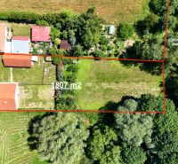 Rodinný dom s krásnym 18 á pozemkom ( stavebným) - Nové Sady  - Pohľad zhora na veľký pozemok s dvomi budovami v Nových Sadoch.