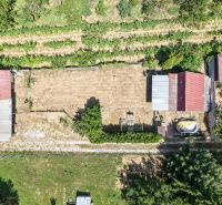 Pozemok s rekreačnou záhradnou chatkou v Nitre - 603 m2  - Letecký pohľad na Rekreačné pozemky na Šúdolskej ulici v Nitre s chatkami a zeleňou.