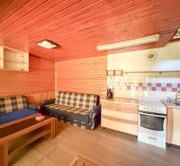 Pozemok s rekreačnou záhradnou chatkou v Nitre - 603 m2  - Drevený interiér s kuchynskou linkou a pohovkami na Rekreačných pozemkoch.