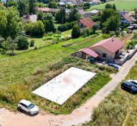 Základová doska na  575 m2 pozemku - Čeľadice  - Letecký pohľad na pozemky v Čeľadiciach vhodné na bývanie, obklopené zeleňou a domami.