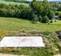 Základová doska na  575 m2 pozemku - Čeľadice  - Pozemky na bývanie v Čeľadiciach, základová doska, auto a zelené prostredie.
