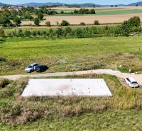 Základová doska na  575 m2 pozemku - Čeľadice  - Pozemky - bývanie v Čeľadiciach, s výhľadom na okolitú krajinu a rodinné domy.